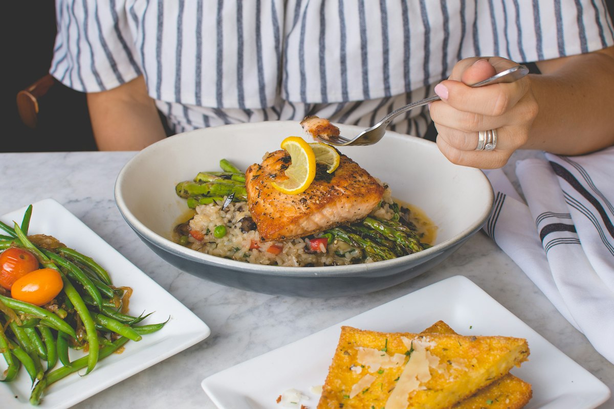 Salmon and spinach salad for hair health